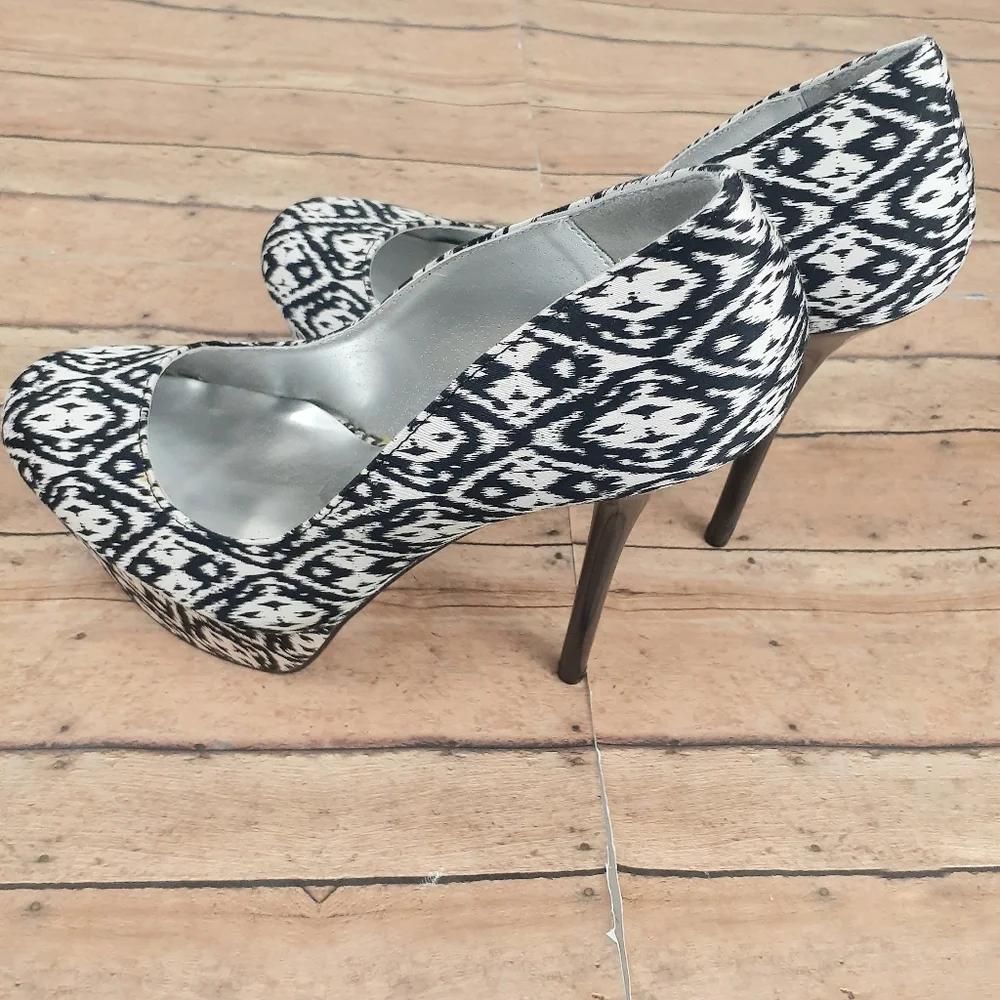 Qupid Women's Fashion Platform Black and White High Heel Shoes size 8